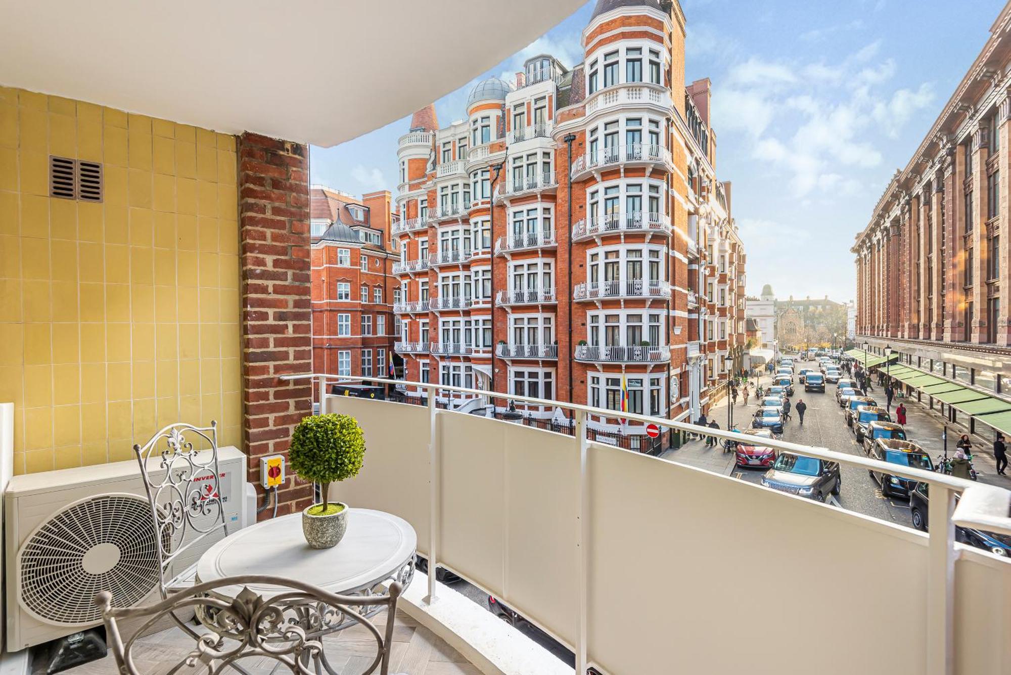 Luxury Living In Knightsbridge Private Balcony View Of Harrods, 2Br2Ba With Ac London Exterior photo